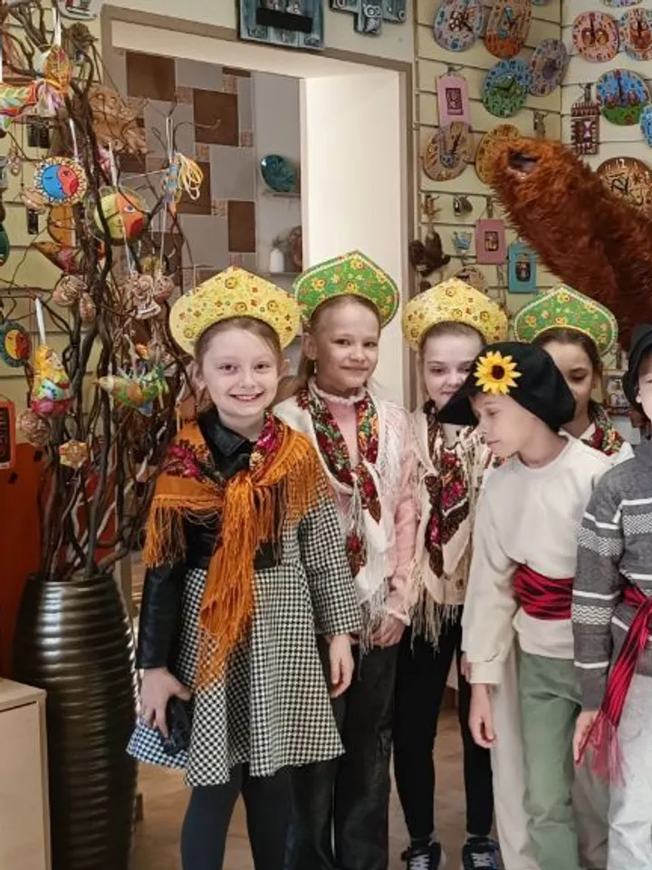 В народных костюмах